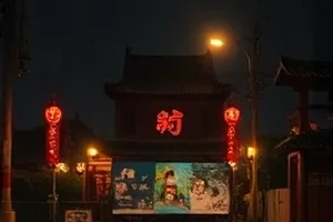 《山雨来》雨停后屋檐滴水的特写