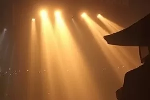 《铁皮月亮》屋顶上旋转的金属月亮装置
