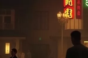 《雾港列车》雨夜站台上两人对峙的剧照